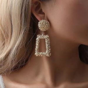 Super beautiful pair of earrings metallic